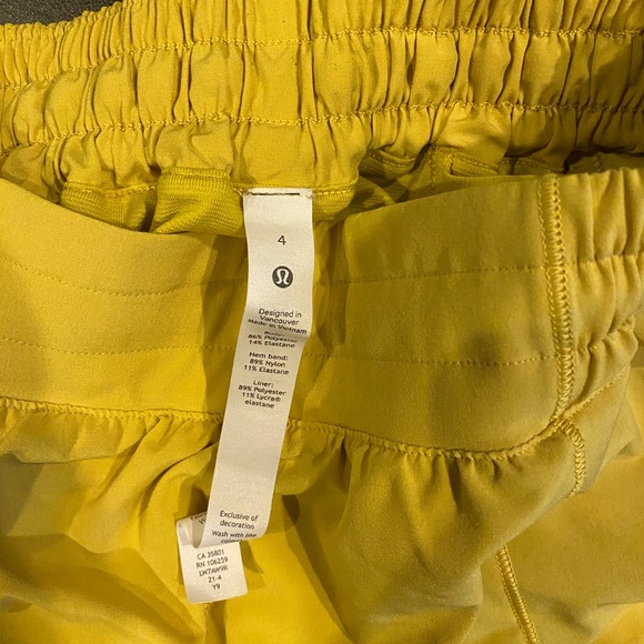 Lululemon hotty-hot 2.5” low rise - Picture 3 of 4